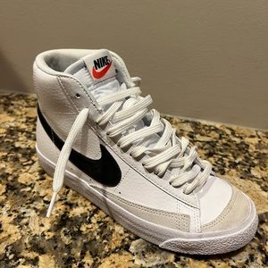 Nike Blazer Mid 77 Shoes Like new, only worn twice. Mens size 5.5